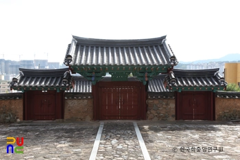 창원 창원향교 중 내삼문 후면