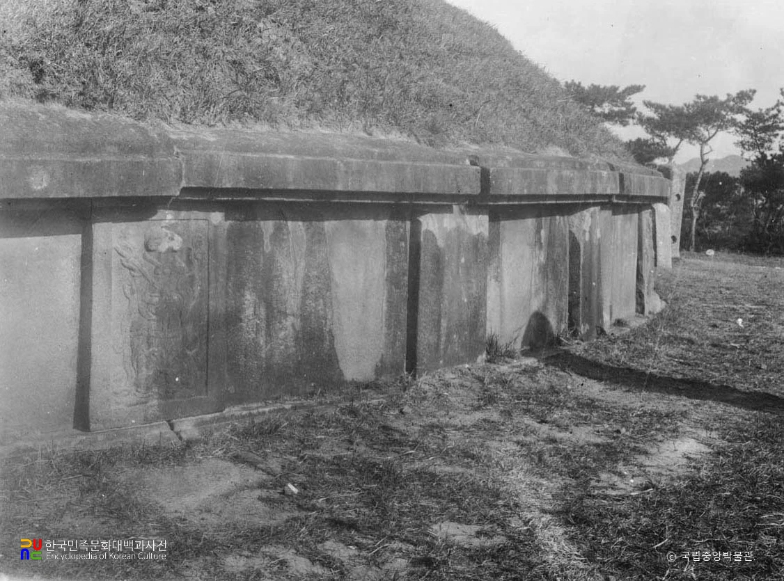 경주 신라 흥덕왕릉 봉분과 호석