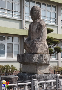 함양 교산리 석조여래좌상 우측면