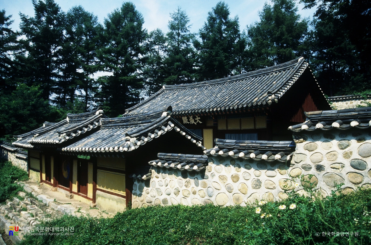 괴산 청안향교 중 대성전과 내삼문 정측면