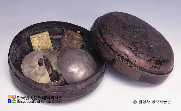 월정사 팔각 구층석탑 내 발견 유물 일괄