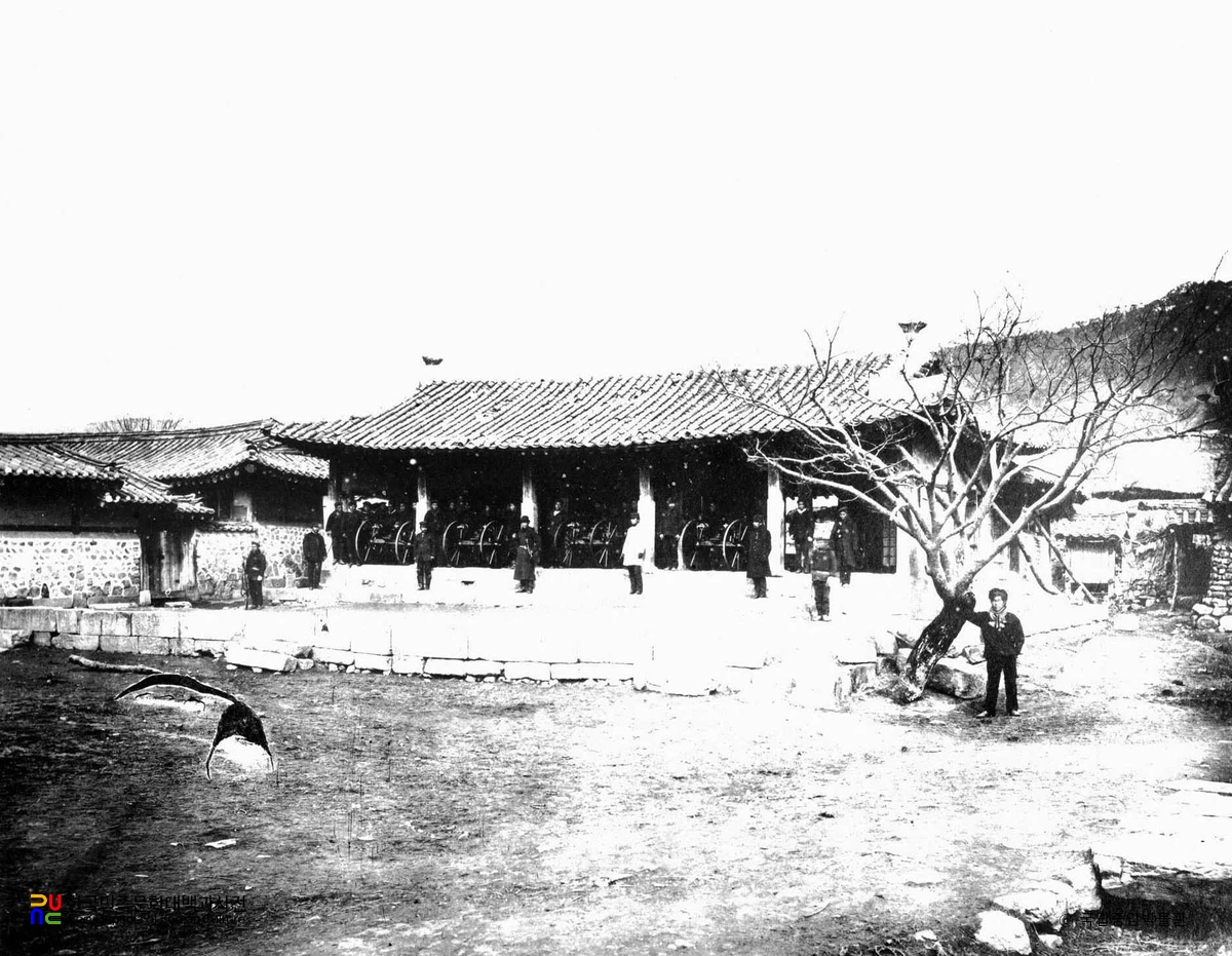 수호 조약 체결을 강요하는 일본군[강화부 열무당]