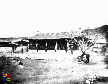수호 조약 체결을 강요하는 일본군[강화부 열무당]