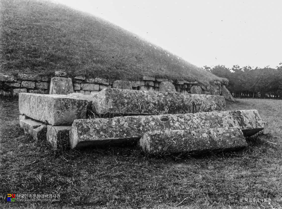 경주 신라 신문왕릉 상석 정측면