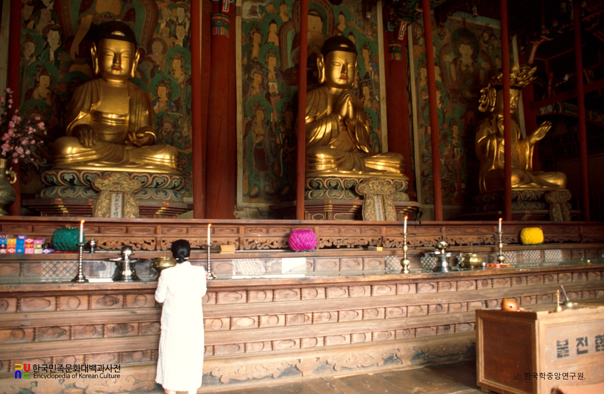 구례 화엄사 대웅전 내부 불상 정측면