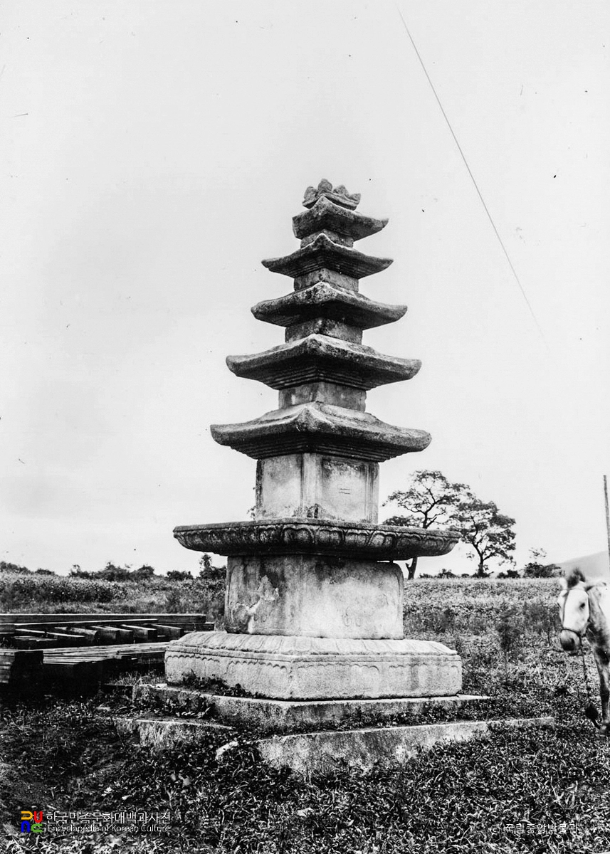 은율 홍문리 오층석탑 전경