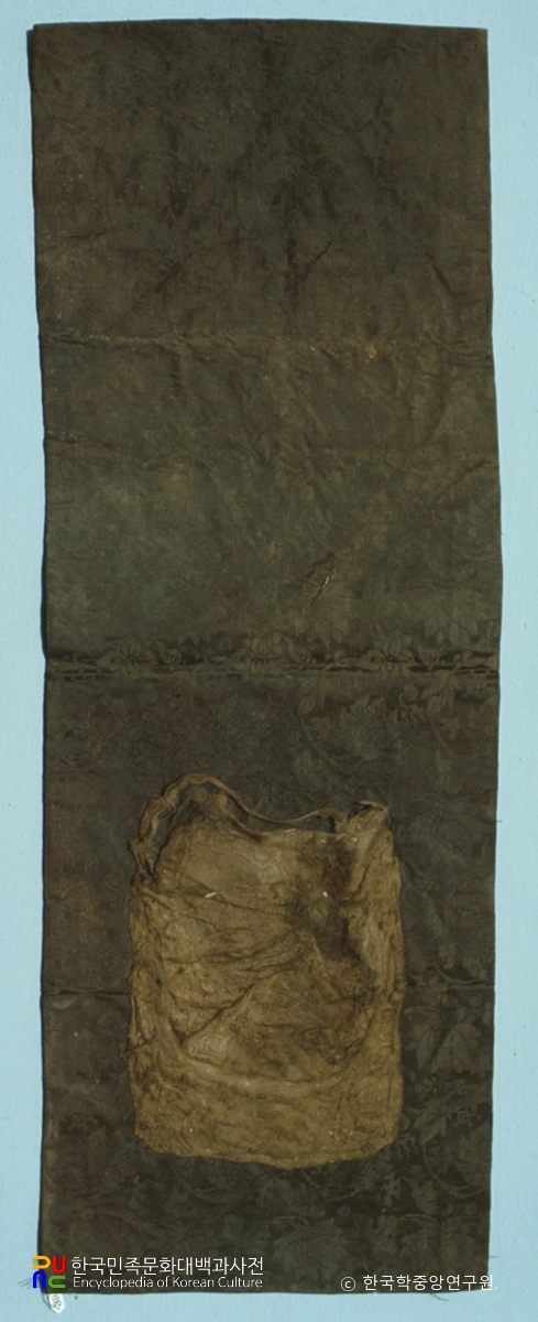 과천 출토 광주이씨 의복 멱목