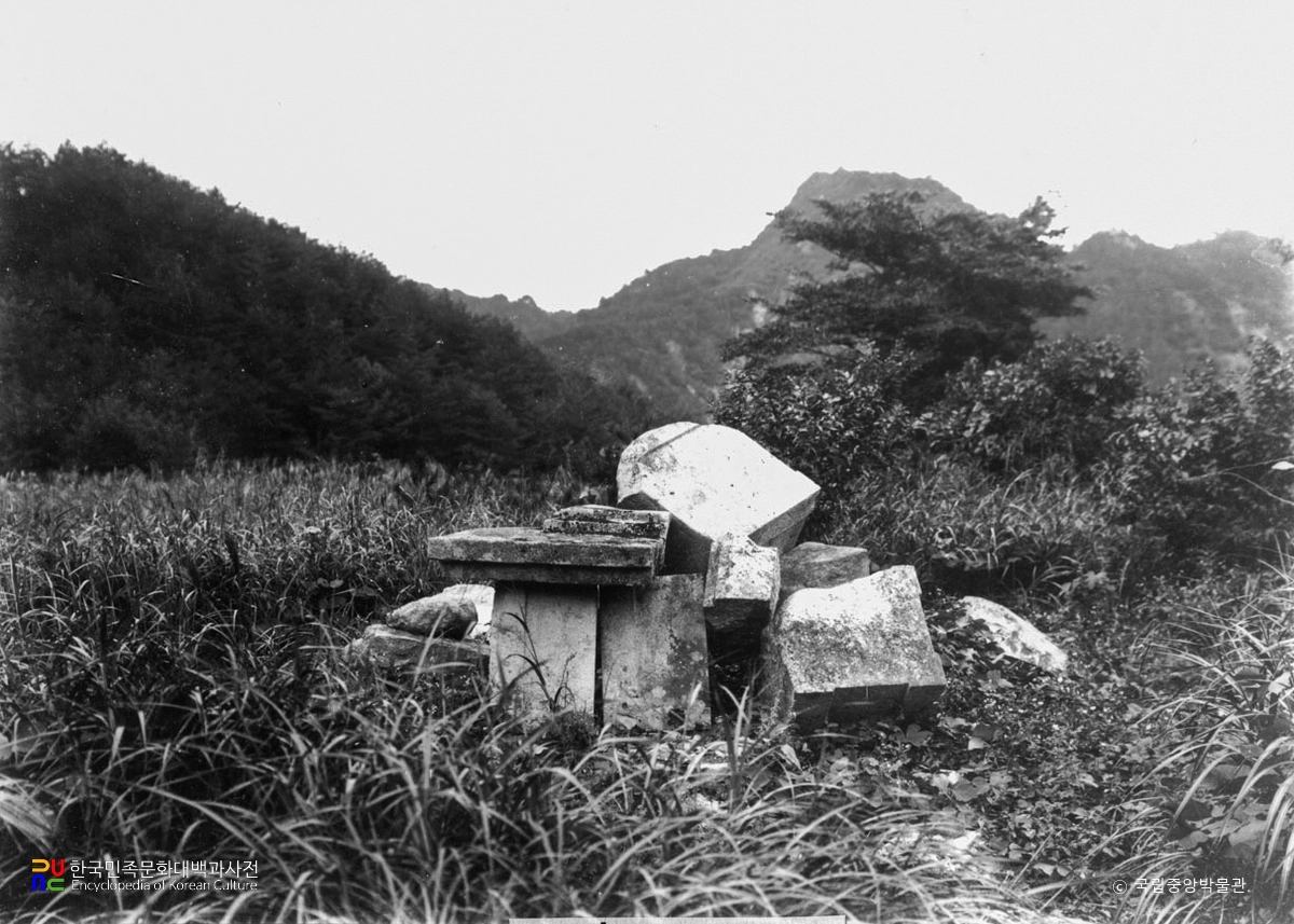 경주 황룡사지 중 동탑 붕괴 상태