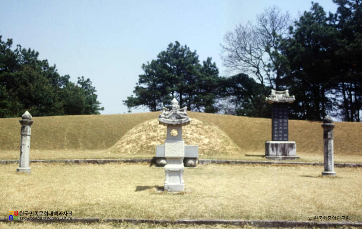 이천 김좌근 묘 정면