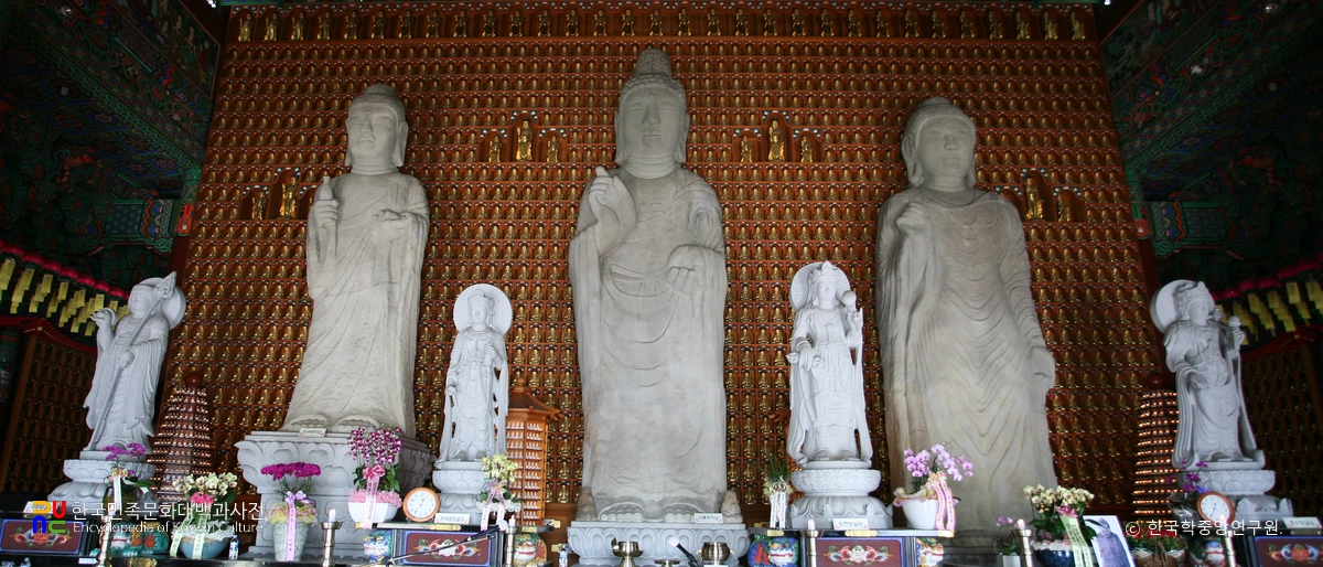 청주 용화사 용화보전 석조불상군