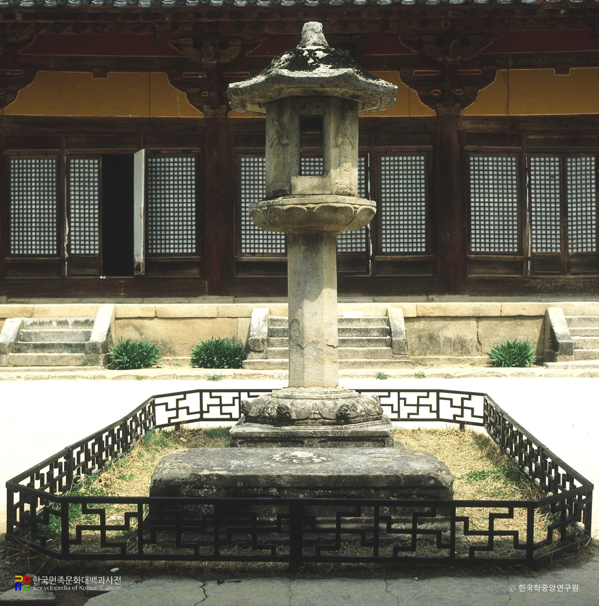 영주 부석사 무량수전 앞 석등