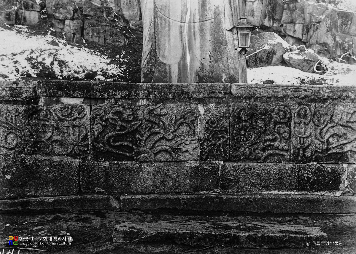 논산 관촉사 석조 미륵보살입상 앞 석단