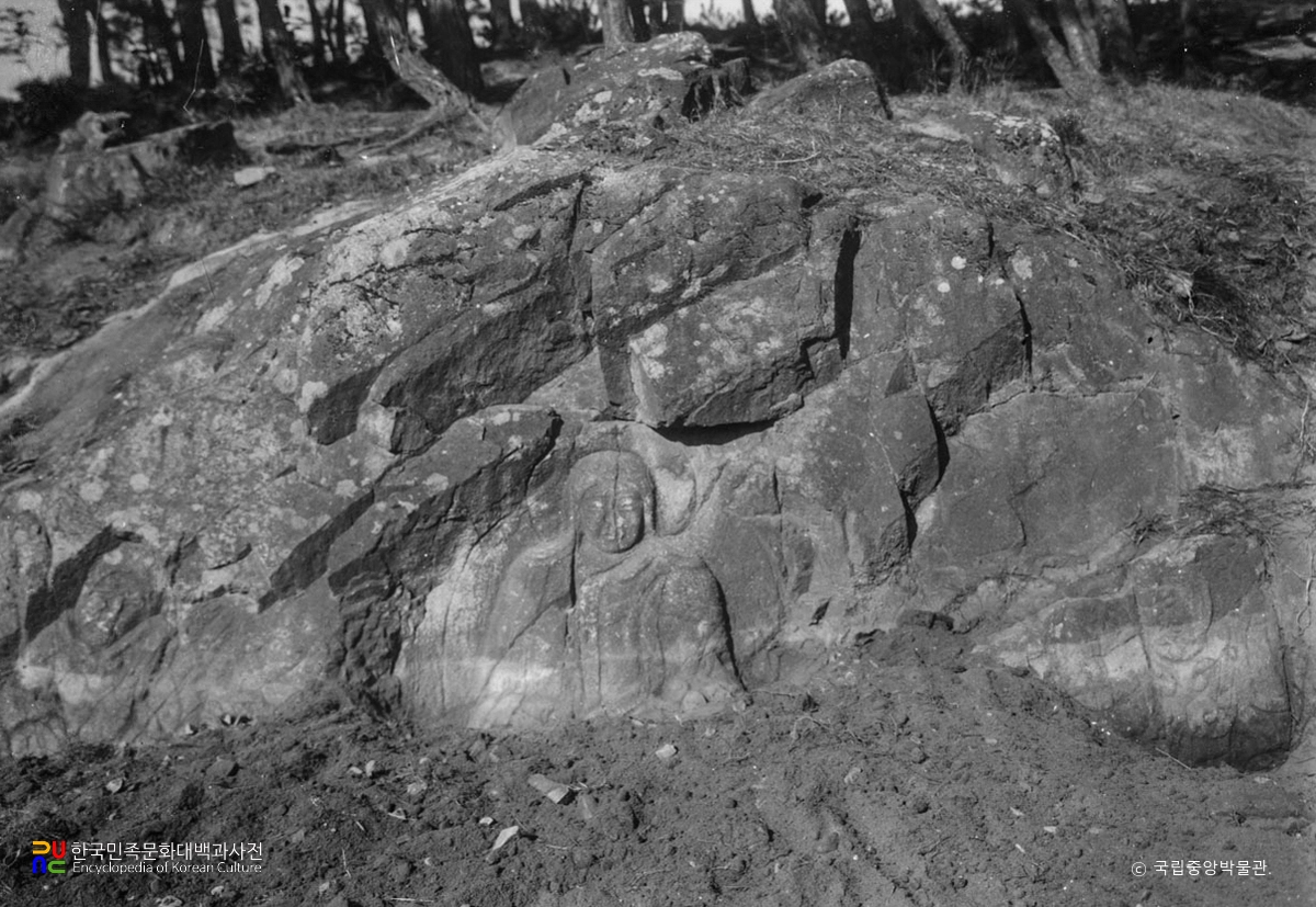 경주 낭산 마애보살삼존좌상