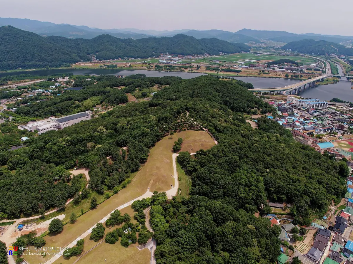 공주송산리고분군 남서면 전경