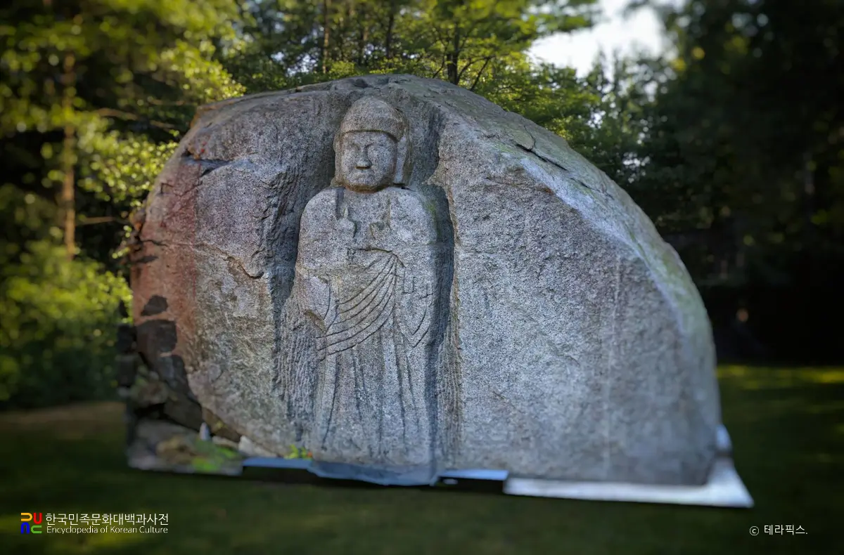 음성 미타사 마애여래입상 우측 전경