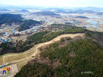 부여 능산리 고분군 전경