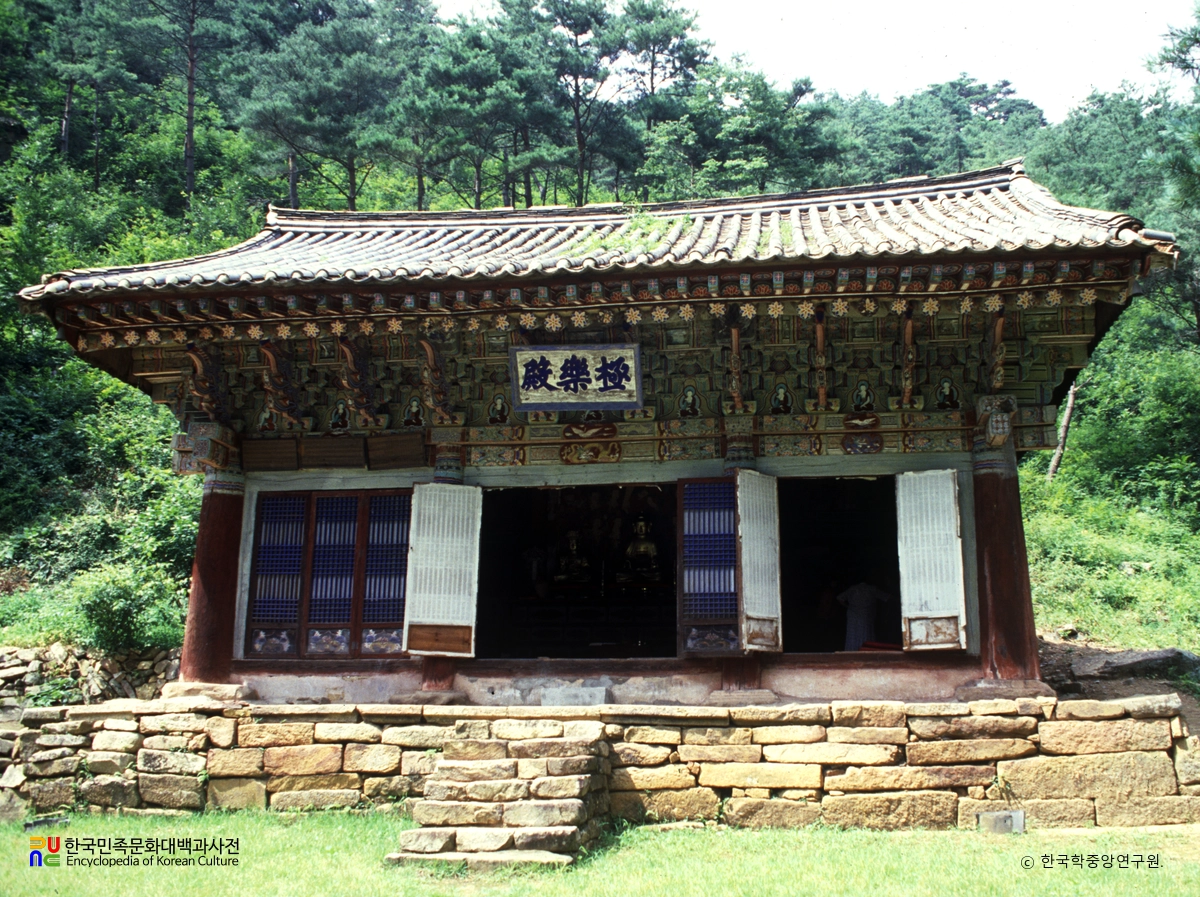 제천 신륵사 극락전 정면