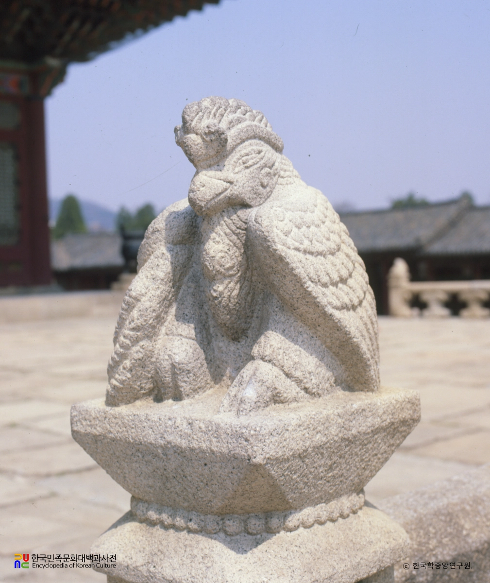 서울 경복궁 근정전 십이지신상 중 닭상 정측면