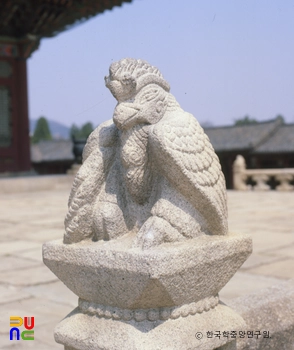 서울 경복궁 근정전 십이지신상 중 닭상 정측면