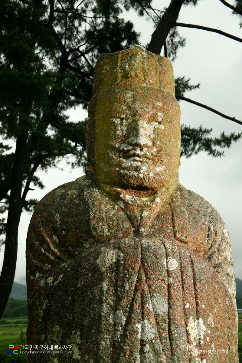 경주 괘릉석상 및 석주 일괄 중 문인상