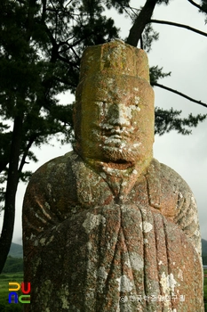 경주 괘릉석상 및 석주 일괄 중 문인상