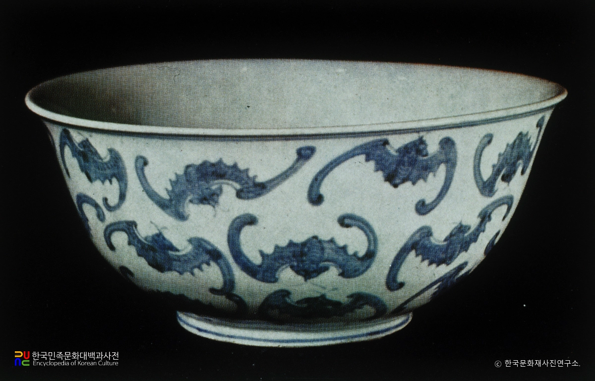 백자청화편복문푼주