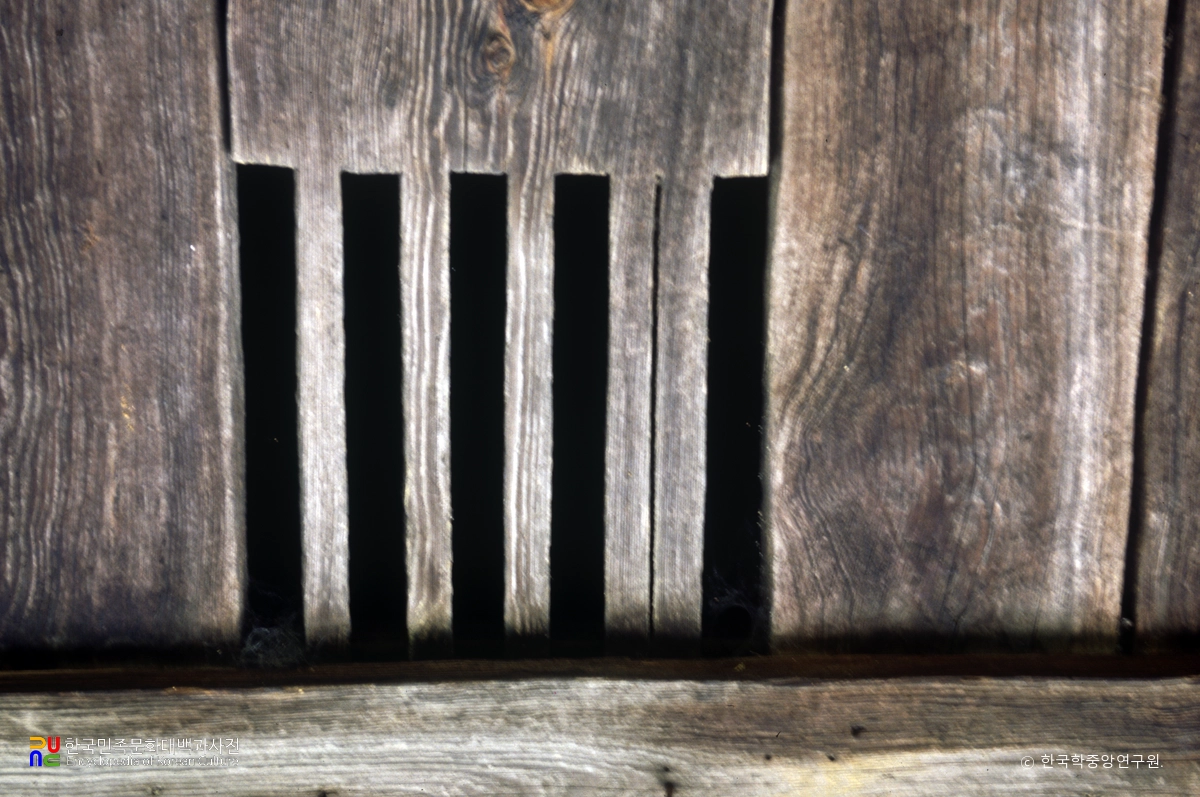 삼척 신리 소재 너와집 민속유물 중 너와집 광창