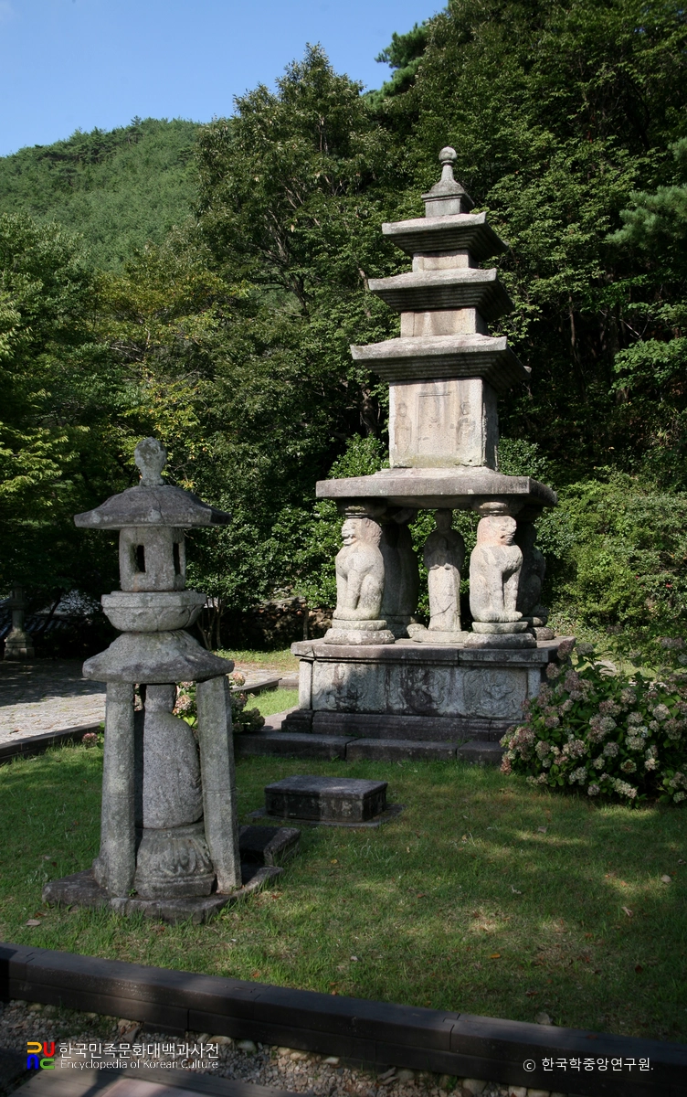 구례 화엄사 사사자 삼층석탑과 앞 석등 정측면