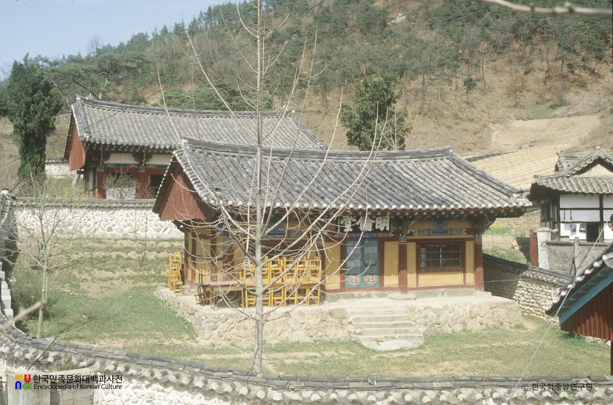 연기향교 명륜당 정측면