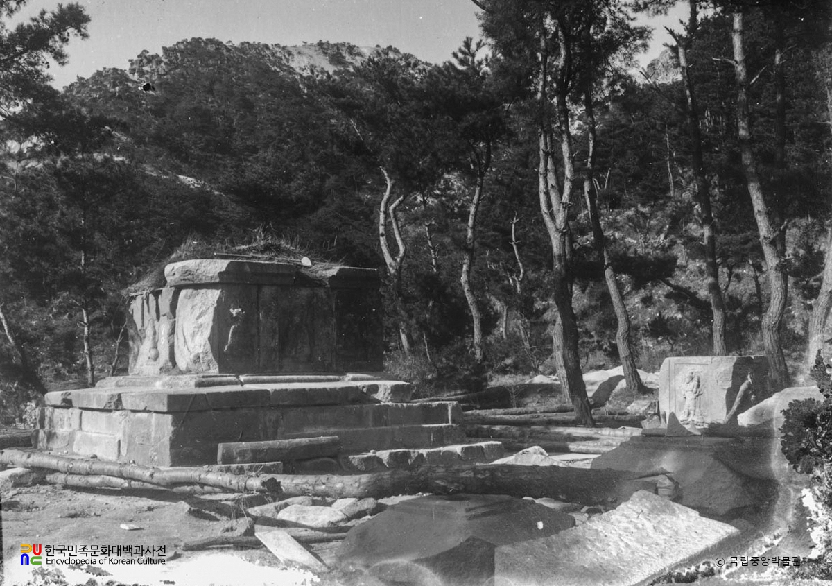 경주 원원사지 동ㆍ서 삼층석탑 중 서삼층석탑 복원 이전 모습