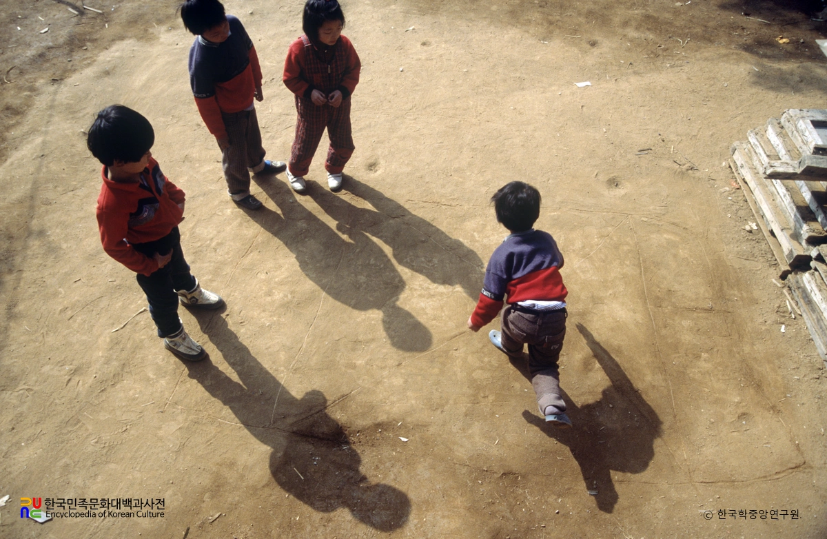 돌차기(사방치기)