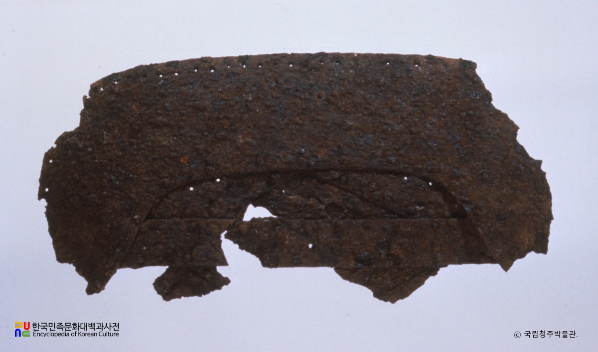 청주 신봉동 고분군 출토 판갑 조각