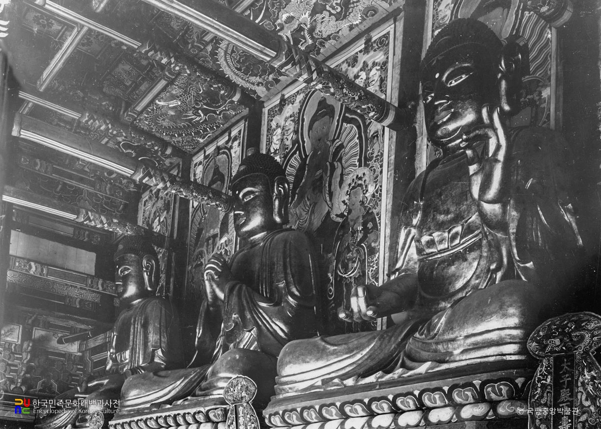 보은 법주사 대웅보전 삼존불상