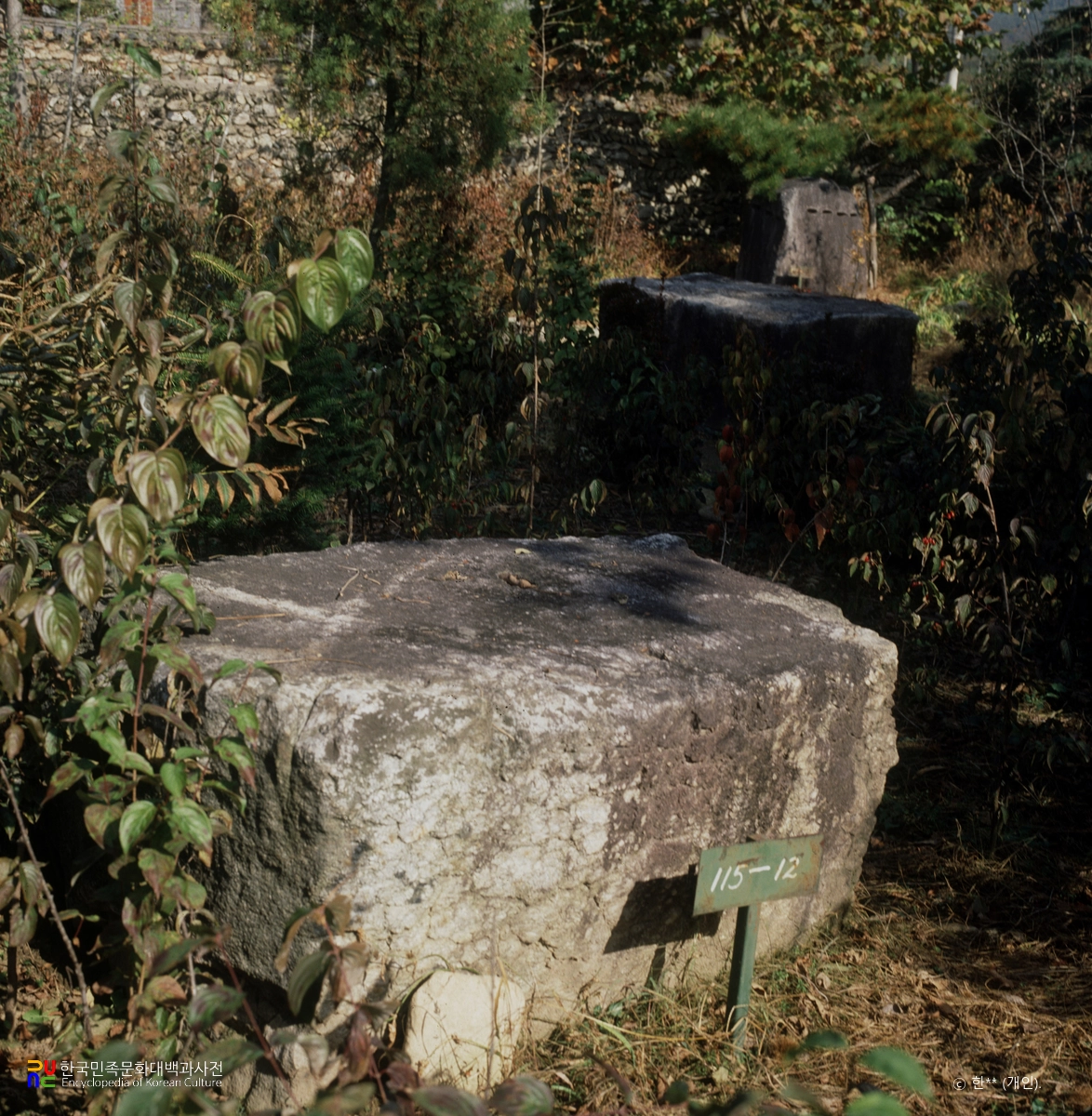 계룡산 신도내 주초석 석재 중 주춧돌 일부