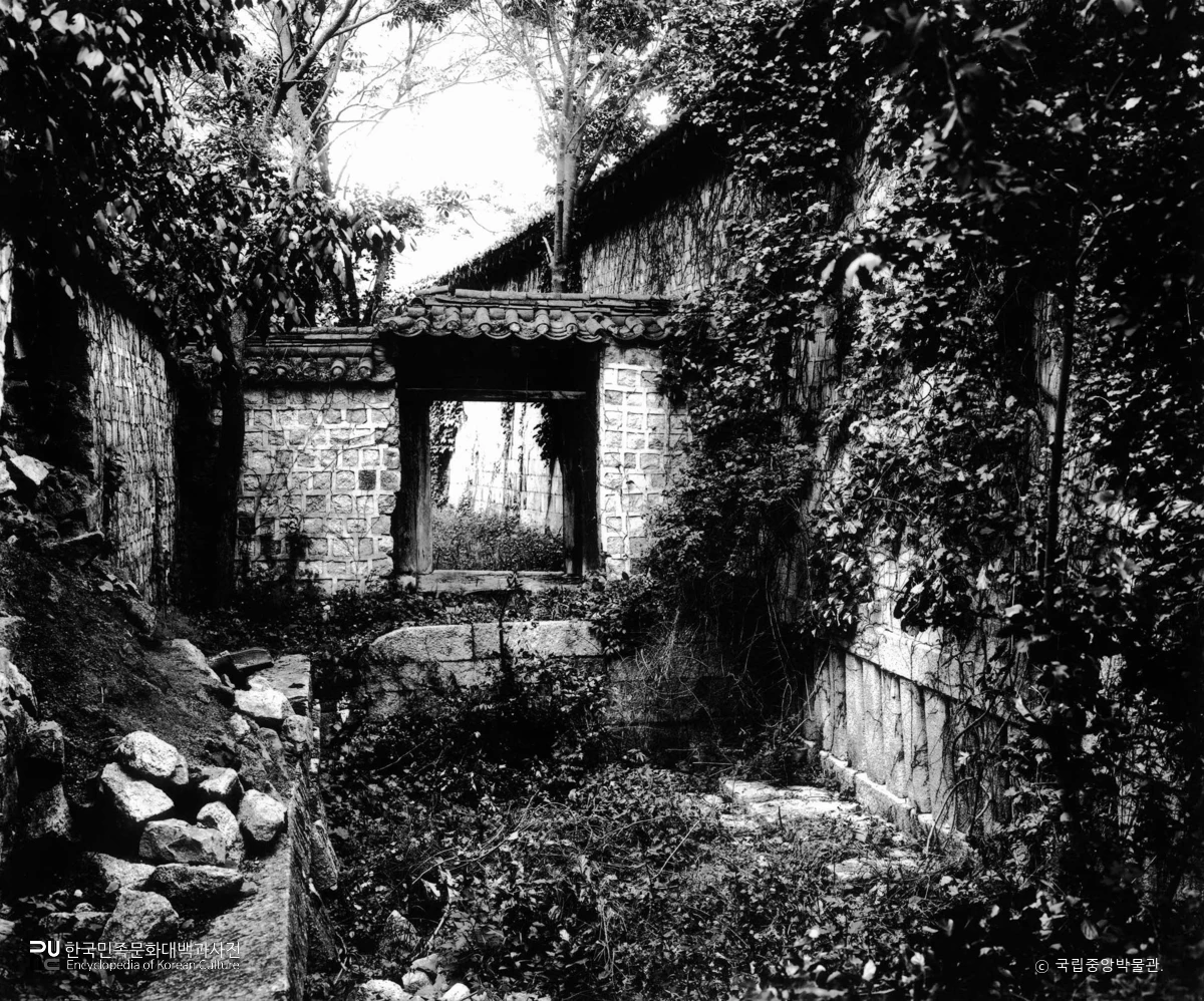 서울 경복궁 중 집옥재 후면 담장과 소문 전경