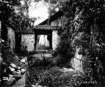 서울 경복궁 중 집옥재 후면 담장과 소문 전경