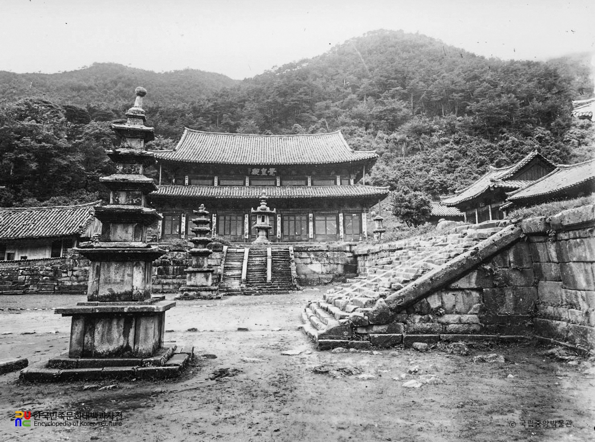 구례 화엄사 각황전과 앞 석등 정면