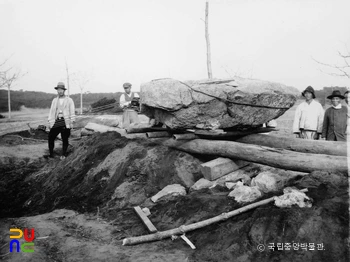인천 학익리 고인돌 3호분 개석 제거 장면