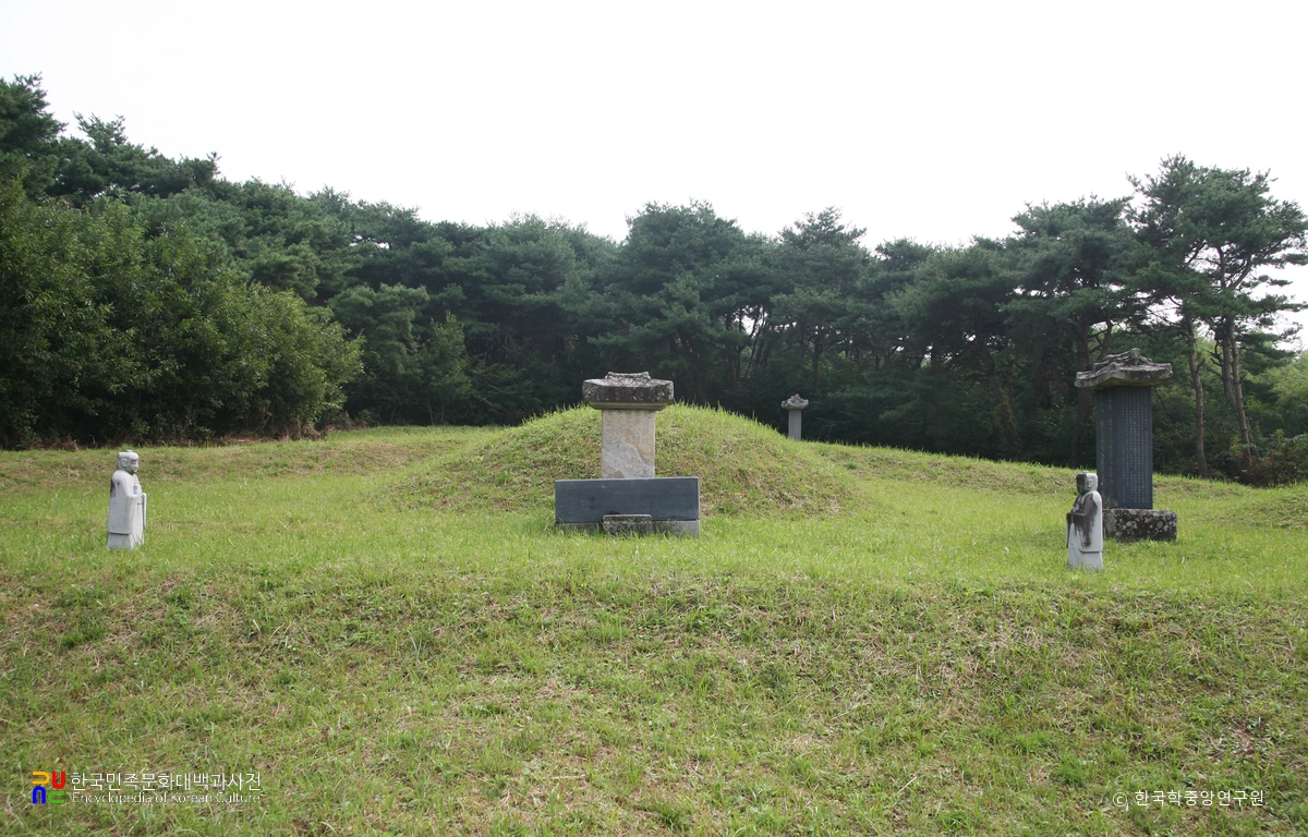 논산 윤황의 묘 정면
