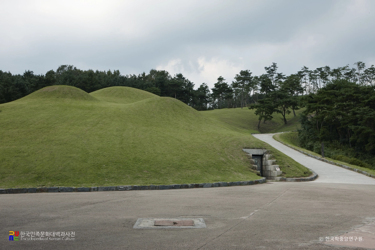 공주 송산리 고분군 중 5호분 우측면