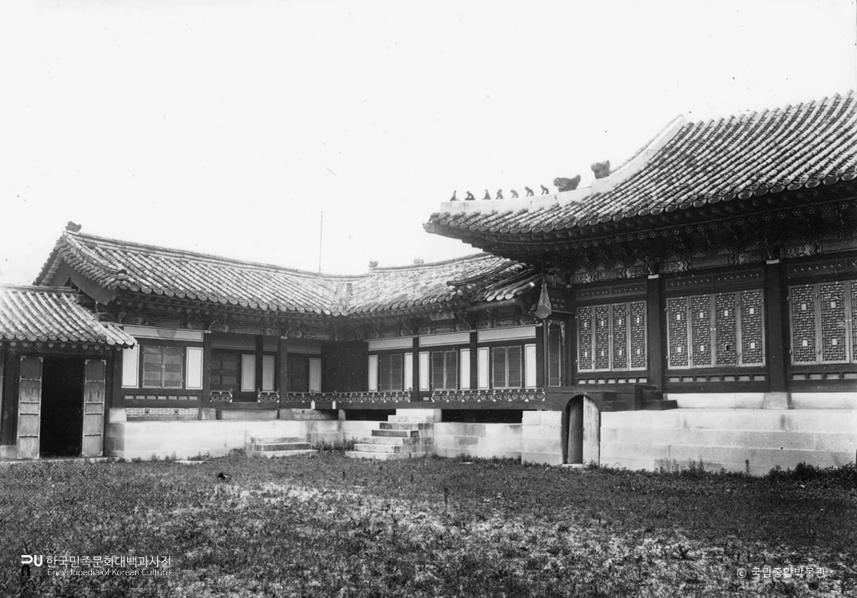 서울 경복궁 중 교태전의 함홍각 전경