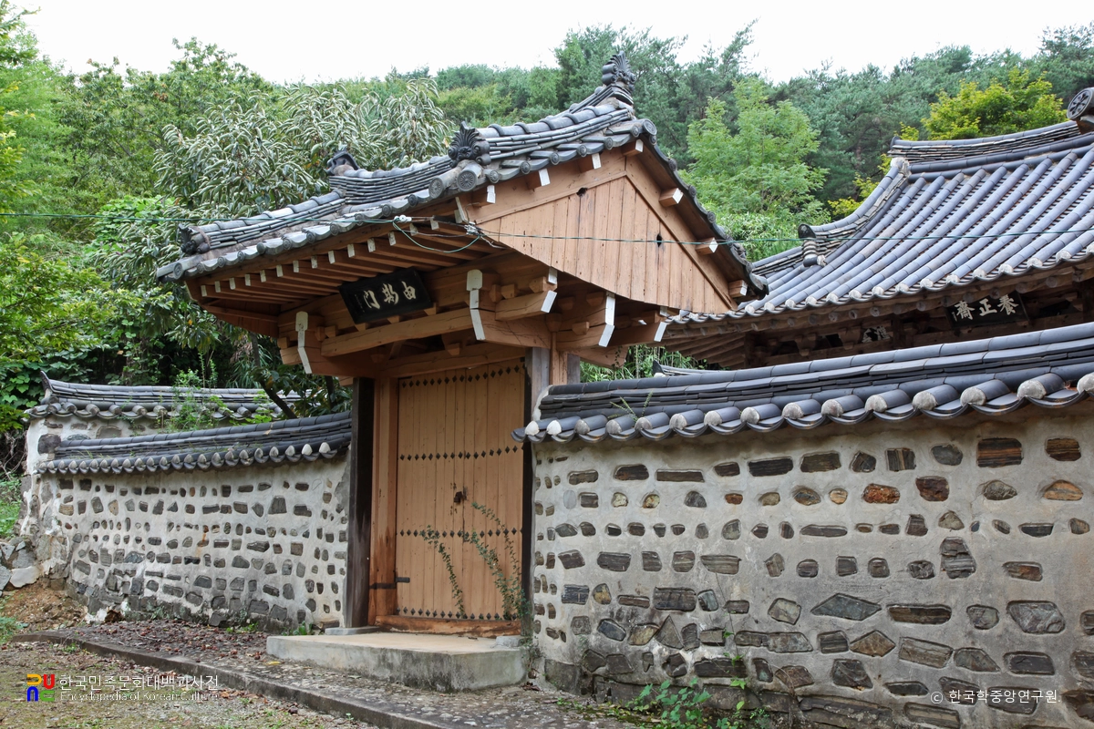 경남 고성 수림서원 중 유사문 좌측면