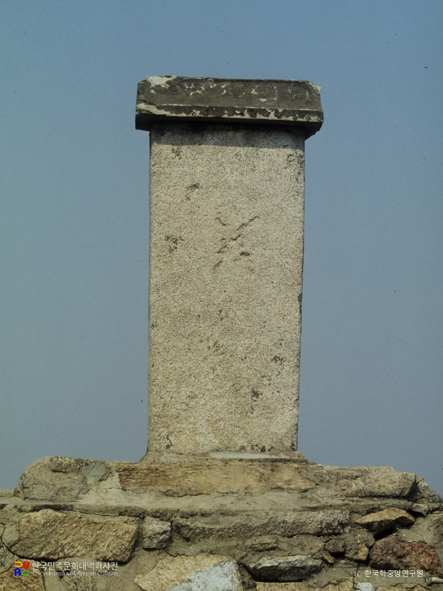 파주 감악산 신라고비 정면