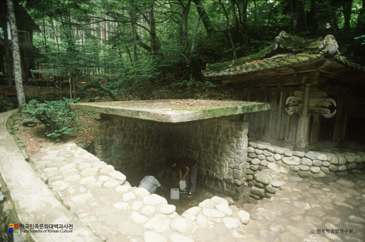 방아다리 약수터와 용신당