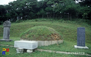 당진 남이흥 장군 묘 일원 중 봉분 정측면