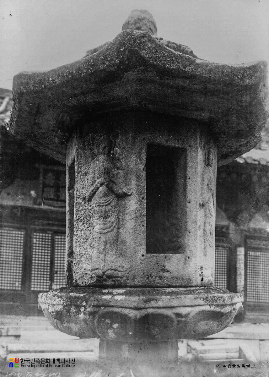 영주 부석사 석등 화사석의 보살입상