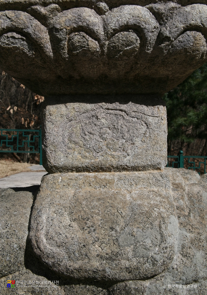 충주 청룡사지 보각국사탑 앞 사자 석등 간주석
