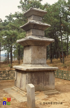 여주 하리 삼층석탑 정측면