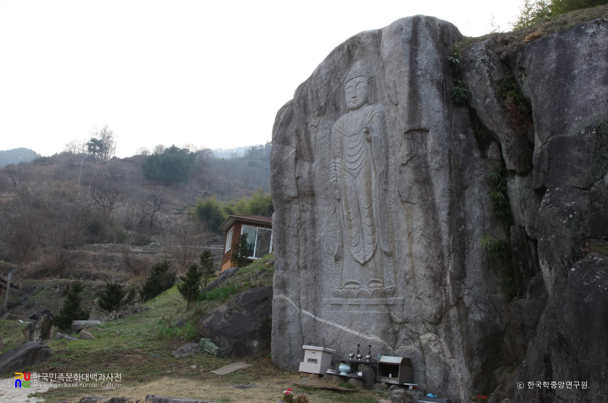 함양 덕전리 마애여래입상 우측면