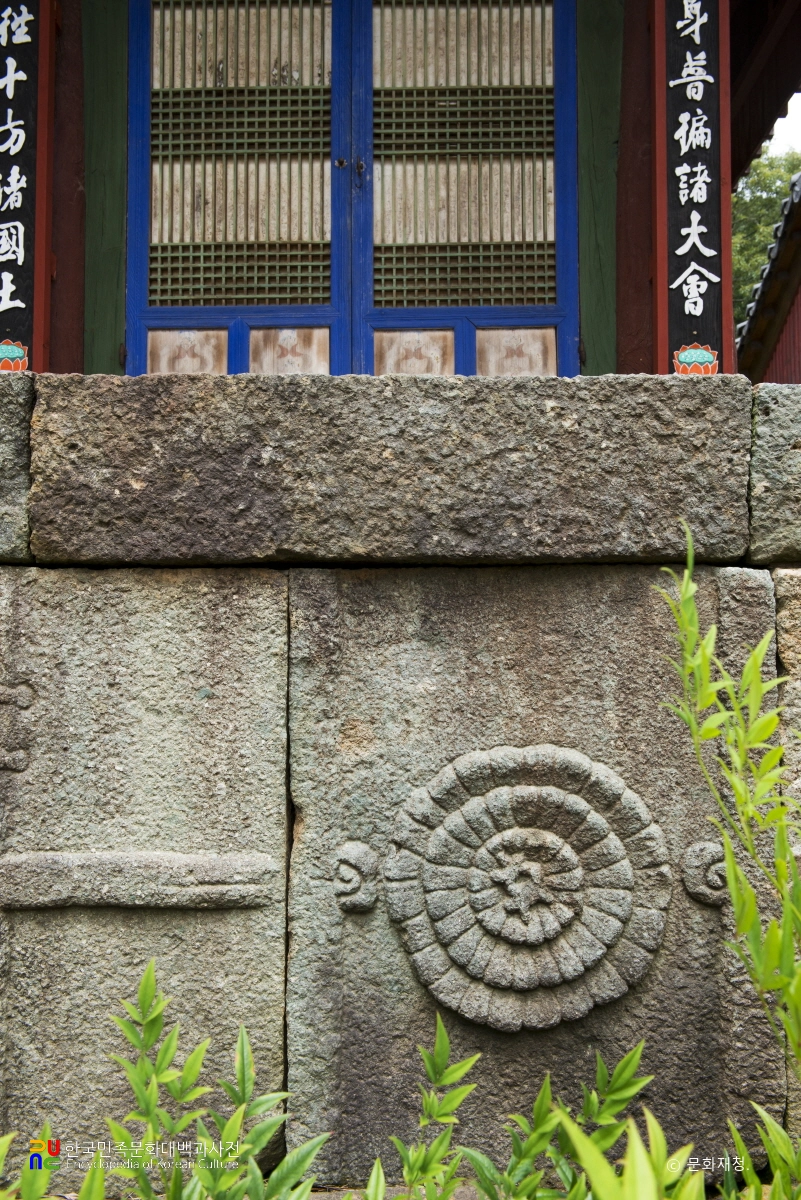 청도 대적사 극락전의 대석